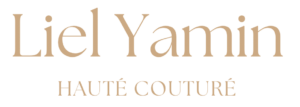 לוגו טקסט שבו כתוב "Liel Yamin" בגופן בז' גדול, ומתחתיו "HAUTÉ COUTURÉ" בגופן בז' קטן יותר, במרכז על רקע לבן חלק. - Liel & Cavalli